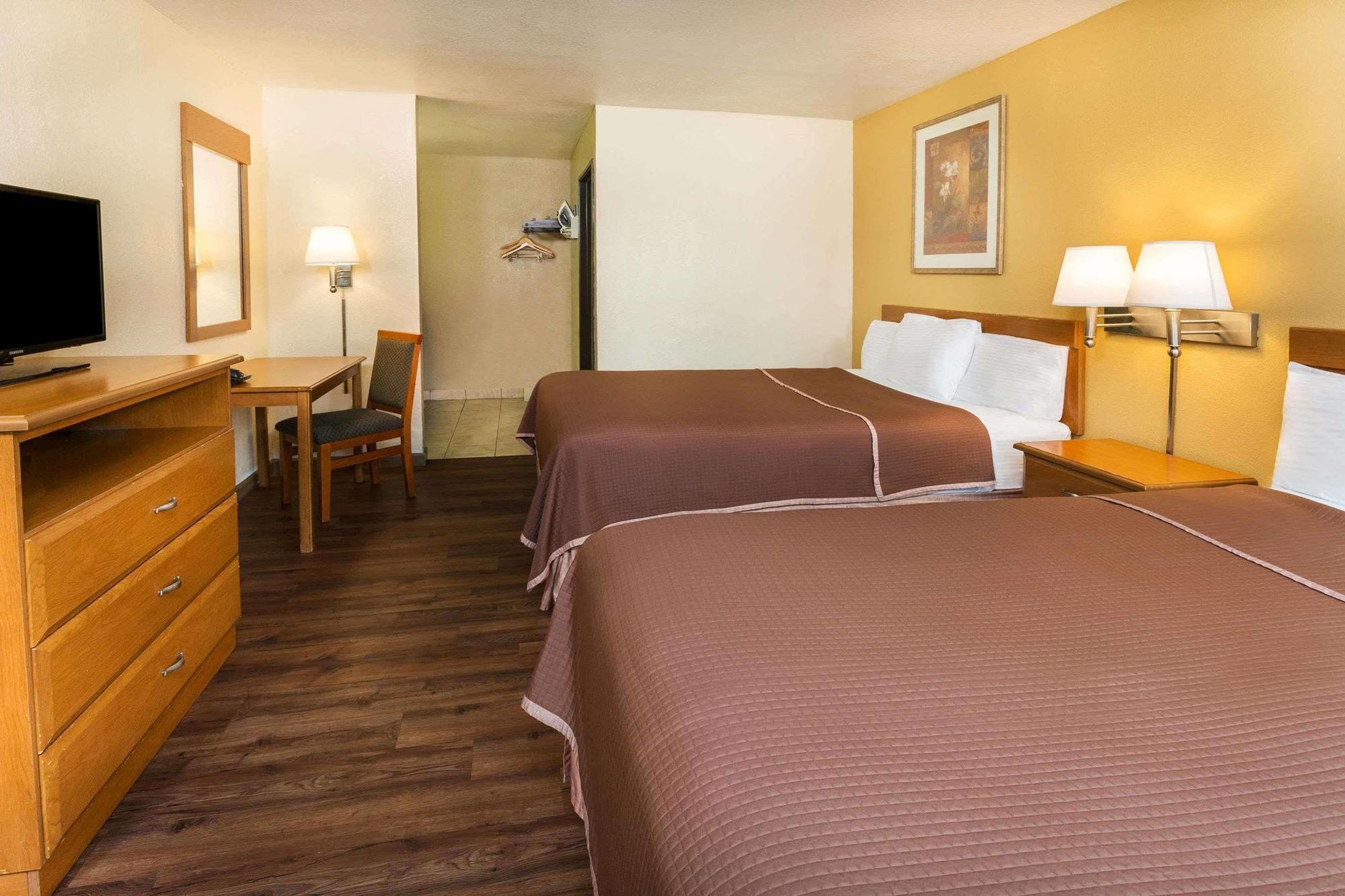 Howard Johnson By Wyndham National City/San Diego South Exterior photo